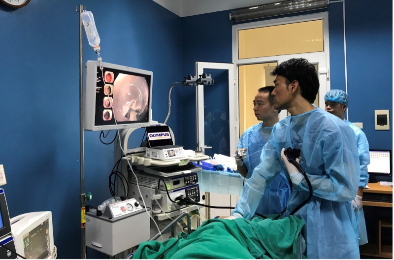 Hình ảnh bác sĩ thăm khám bệnh nhân nghi ngờ ung thư trực tràng