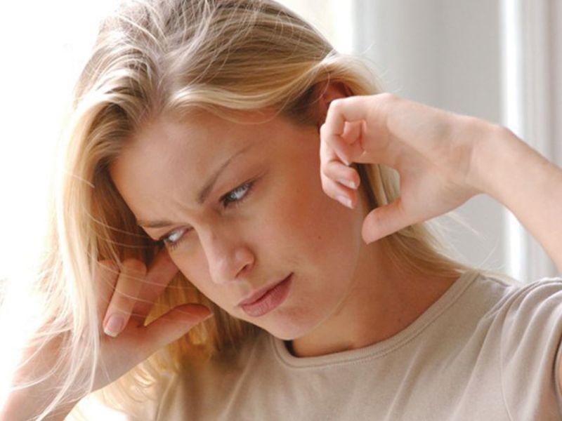 Bệnh nhân ung thư vòm họng có thể cảm thấy ù tai